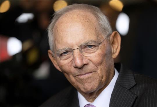 Mit dem Pullover gegen die Kälte: Wolfgang Schäuble.