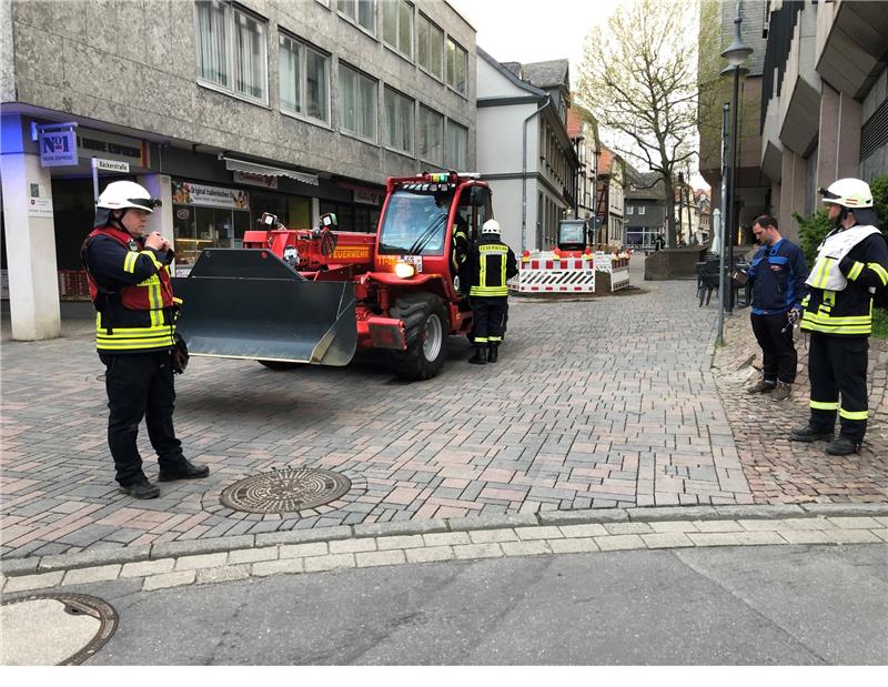 Feuerwehreinsatz in Goslar: Gasleck vor Karstadt Mit dem Radlader schiebt die Feuerwehr rund zehn Kubikmeter Sand auf die Baugrube, damit sich in der Baugrube kein explosives gasgemisch bilden kann. Foto: Kleine