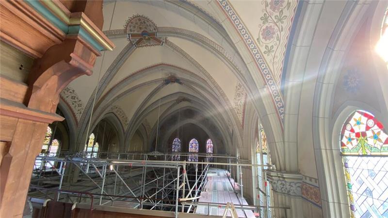 Mit dem Rückbau des Gerüstes hat der Endspurt für die Sanierungsarbeiten in der Lutherkirche begonnen.