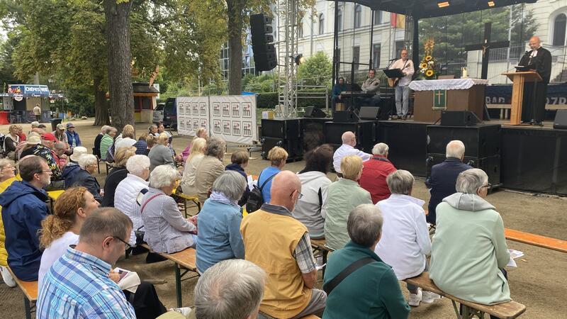 Mit dem Salzfestgottesdienst für alle Gemeinden der Stadt beginnt traditionell der Sonntag im Badepark. Gut 100 Besucher nehmen daran teil.