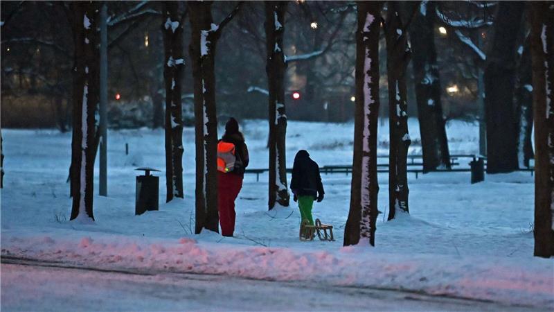Mit dem Schlitten durch den Schnee – in Hannover geht das derzeit.