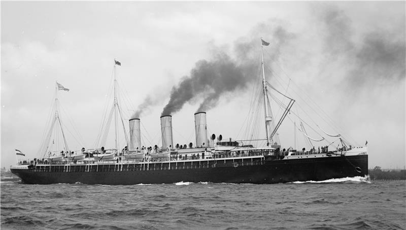 Mit dem Schnelldampfer "Auguste Victoria" reisen 1901 sowohl die Hallowells als auch Frederick „Fritz“ Trump ab New York bis nach Hamburg.