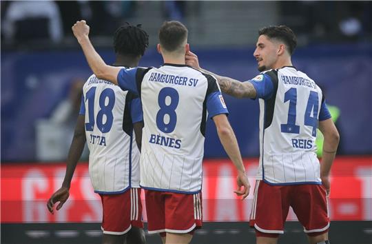 Mit dem Sieg gegen Wiesbaden hält der Hamburger SV Anschluss an die direkten Aufstiegsränge.