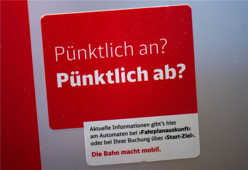 Mit dem Slogan «Pünktlich an? Pünktlich ab?» wird im Dresdener Hauptbahnhof an einem Fahrkartenautomaten für die Fahrplanauskunft der Deutschen Bahn geworben.