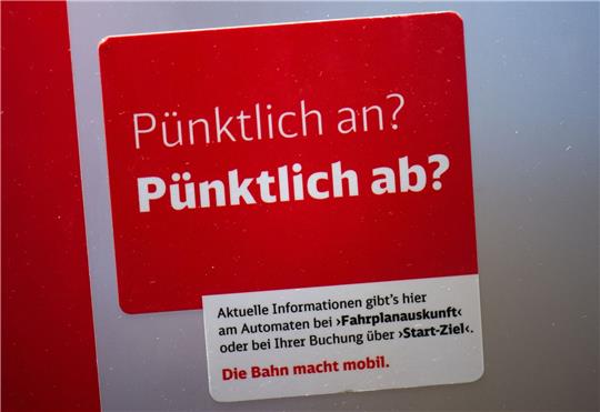 Mit dem Slogan «Pünktlich an? Pünktlich ab?» wird im Dresdener Hauptbahnhof an einem Fahrkartenautomaten für die Fahrplanauskunft der Deutschen Bahn geworben.