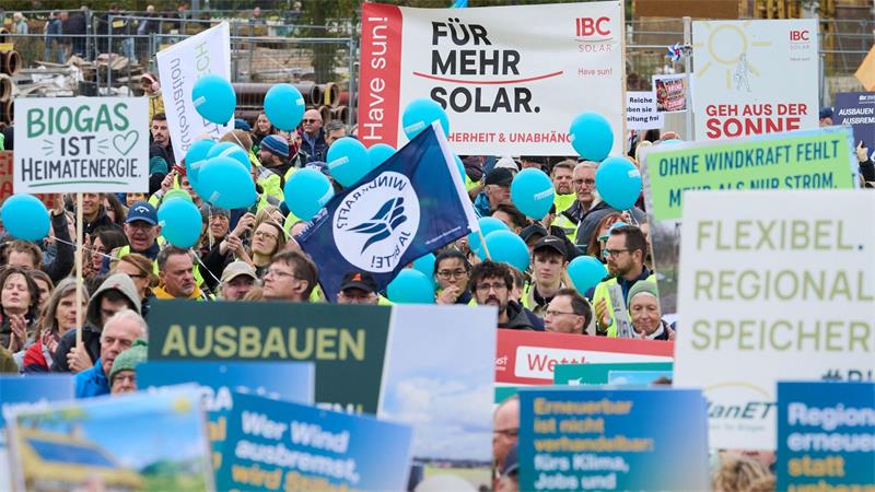 Mit dem Sprechchor „Erneuerbar, unverzichtbar“ machten die Demonstranten auf ihre Forderungen aufmerksam.