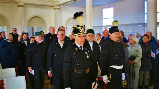 Mit dem Steigerlied marschieren die Bergleute zum Bergdankfest in die Martinikirche ein.