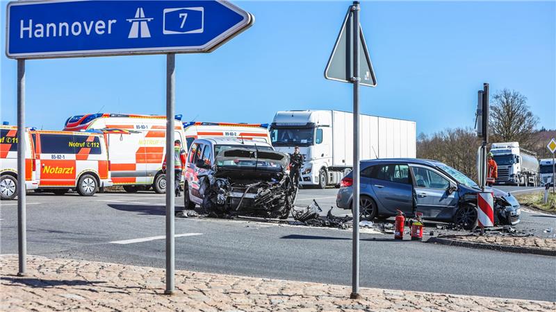 Mit dem Stichwort „Massenanfall von Verletzten“ wurden mehrere Rettungswagen und Notarztwagen zur Unfallstelle entsandt.