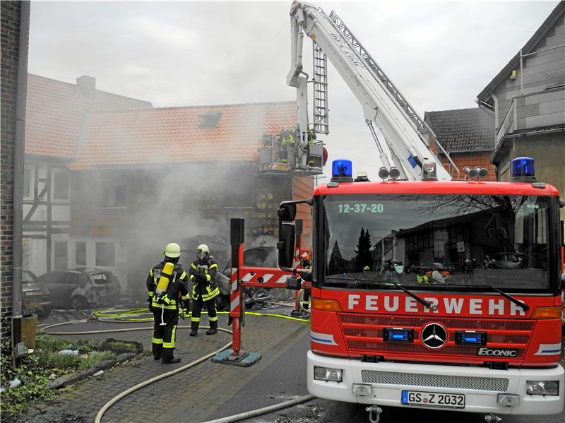 Mit dem Teleskopgelenkmast übernehmen die Langelsheimer Einsatzkräfte das Löschen der Hauswand.  Fotos: Feuerwehr