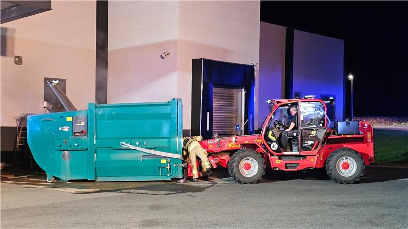 Mit dem Teleskoplader wird die Presse von der Gebäudewand abgerückt.