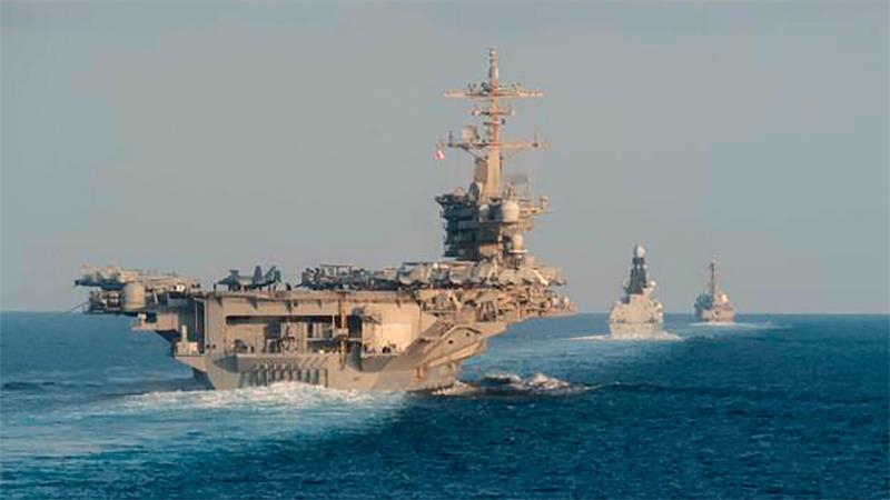 Trump spielt Missstände auf Flugzeugträger herunter Mit dem US-Flugzeugträger USS Abraham Lincoln (vorn links) haben die USA bereits Anfang des Jahres ihre Präsenz im Nahen Osten verstärkt. (Archivbild)