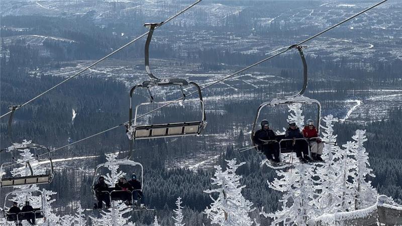 Mit dem Vierer-Sessel-Lift geht es bei fantastischen Aussichten den Hexenritt hinauf.
