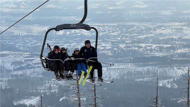 Mehr als einen Meter Schnee: Braunlage meldet Rekordzahlen Das Foto zeigt vier Leute, die mit einem Sessellift fahren.