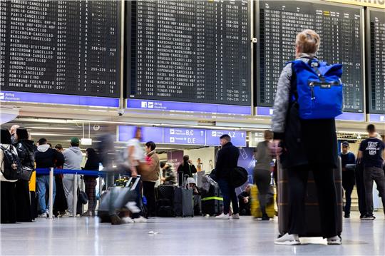 Mit dem Warnstreik der Luftsicherheitskräfte geht eine turbulente Woche in der Luftfahrt zu Ende.