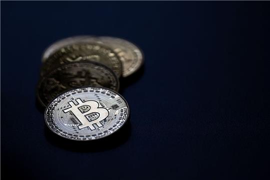 Mit dem aktuellen Kurs von rund 66.000 Dollar liegt die älteste Kryptowährung in diesem Jahr aber immer noch rund 50 Prozent im Plus.