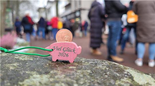 Mit dem beliebten rosafarbenen Schweinchenanhänger wünscht die GZ ihren Lesern und allen Spendern viel Glück im neuen Jahr. 