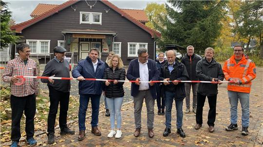 Mit dem feierlichen Durchschneiden des Bandes wird die Kurpromenade vor dem Heimatmuseum in Braunlage nach Sanierung freigegeben.