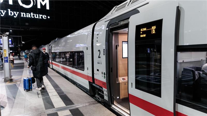 Mehr Sprinter bei der Bahn – Es fallen aber auch Fahrten weg Mit dem neuen Fahrplan hat die Deutsche Bahn auch ein ganz neues Zug-Modell in Betrieb genommen. Auf der Strecke Berlin-Köln werden ab heute neue ICE L eingesetzt. Die Besonderheit: Sie kommen beim Einstieg ohne Treppen aus.