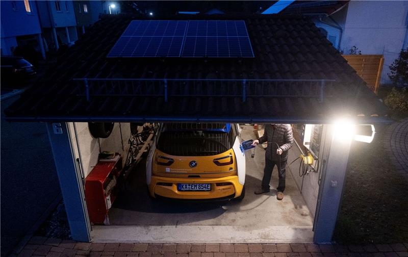 Solarstrom-Förderprogramm für E-Autos schon ausgeschöpft Mit dem neuen Programm wird der Kauf und die Installation einer Ladestation für Elektroautos in Kombination mit einer Photovoltaikanlage und einem Solarstromspeicher gefördert.