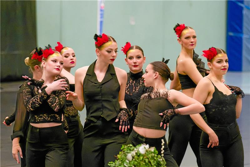 Mit dem neuen Tanz „Maskenball“ ziehen die J.E.T.-Legs des MTV Goslar als Aufsteiger beim Saisonauftakt in der Regionalliga Nord/Ost gleich in das Finale der sechs besten Formationen und belegen Rang fünf. Fotos: Drechsler