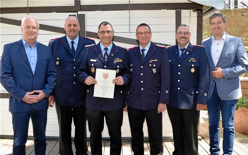 Mit dem neuen stellvertretenden Ortsbrandmeister von Hahndorf, Stefan Schwerdhelm (3. v. li.), freuen sich (v. re.) Oberbürgermeister Dr. Oliver Junk, stellvertretender Stadtbrandmeister Frank Slotta, Hahndorfs Ortsbrandmeister Jens Warnecke, stellvertretender Stadtbrandmeister Jürgen Koch und Tim Meißner, Fachdienstleiter Sicherheit und Ordnung.  Foto: Stadt Goslar