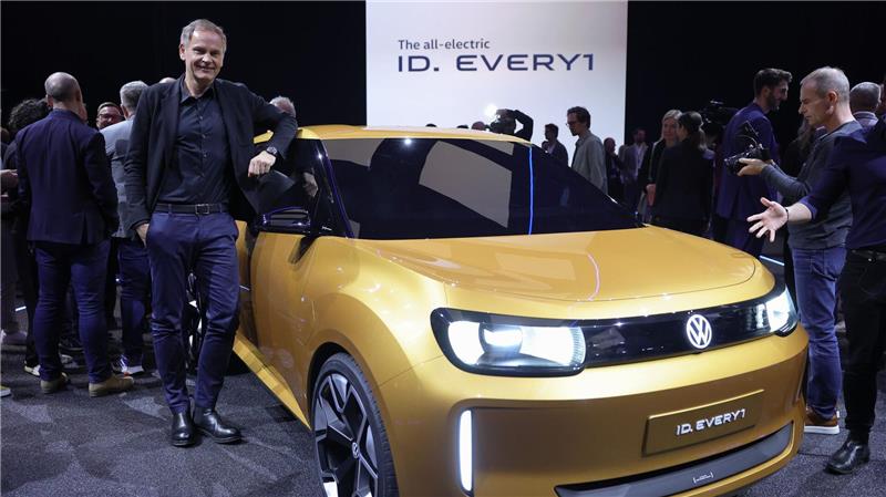 VW startet Bau günstigerer E-Autos – aber nur in Spanien Mit dem noch günstigeren ID.Every1 will Konzernchef Oliver Blume im kommenden Jahr nachlegen. (Archivbild)