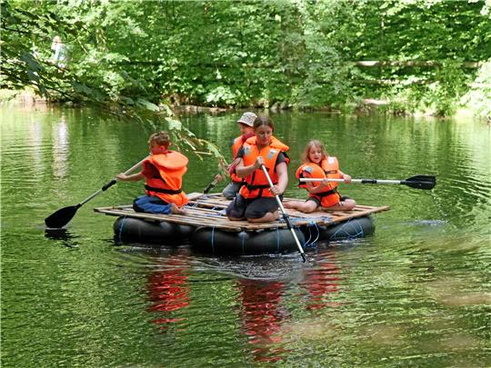 Mit dem selbst gebauten Floß über den Teich – auch dieses beliebte Angebot ist wieder im Ferienpassprogramm enthalten, und zwar für den 1. Juli.  Archivfoto: Potthast