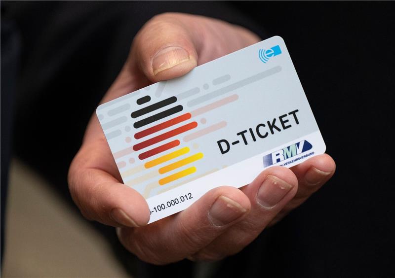 Mit dem sogenannten Deutschlandticket für monatlich 49 Euro können Inhaberinnen und Inhaber seit Mai in Bussen und Bahnen des Nah- und Regionalverkehrs durch ganz Deutschland fahren.
