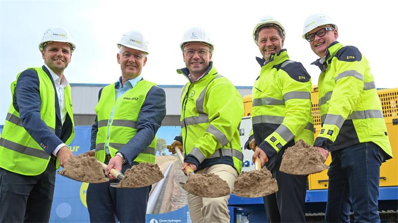 EWE baut neue Wasserstoffpipeline für Elektrolyseur in Emden Mit dem symbolischen Spatenstich starten sie den Bau der neuen Wasserstoffpipeline in Ostfriesland.