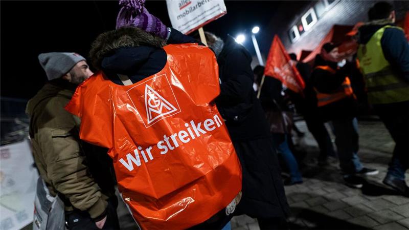 Volkswagen vor Warnstreiks - Ende der Friedenspflicht Mit den Aktionen will die IG Metall in dem Tarifstreit um Lohnkürzungen, Stellenabbau und mögliche Werksschließungen noch einmal den Druck erhöhen.