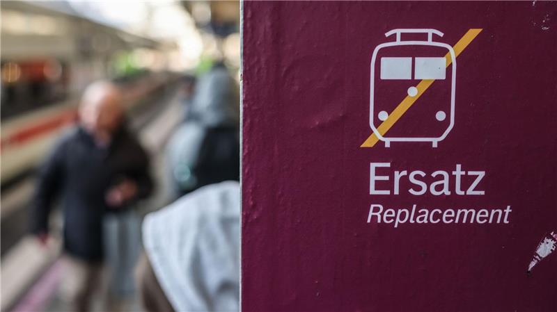 Mit den Ersatzbussen sind Reisende teilweise deutlich länger unterwegs.