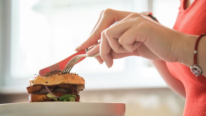 Edles Fleisch und Extras: 4 Merkmale eines Gourmet-Burgers Mit den Händen oder mit Besteck: Burger essen soll Spaß machen.
