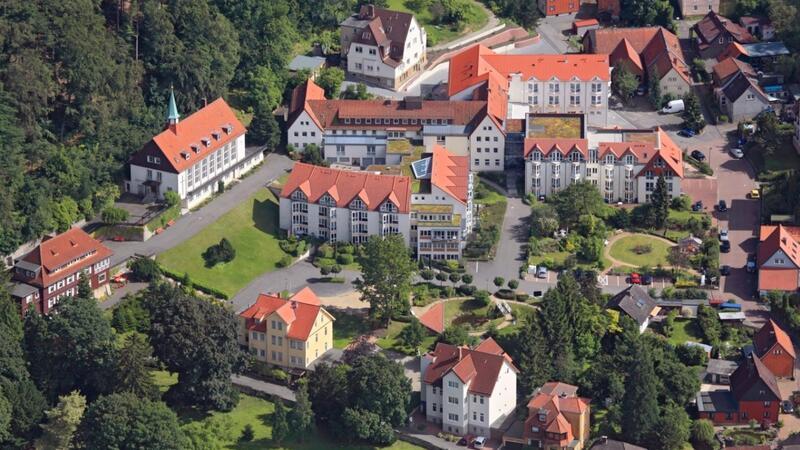 Mit den Jahren kommen nach und nach neue Gebäude hinzu. Ein Foto aus der Luft zeigt das heutige Gelände des Diakonissenhauses Bad Harzburg.