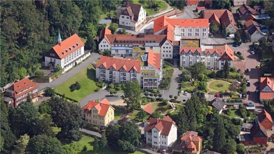 Mit den Jahren kommen nach und nach neue Gebäude hinzu. Ein Foto aus der Luft zeigt das heutige Gelände des Diakonissenhauses Bad Harzburg.