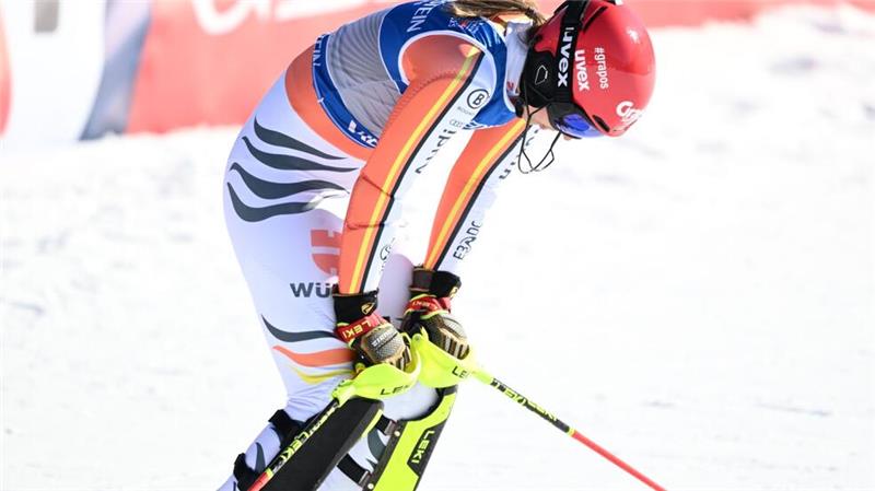 Mit den Kräften am Ende: Die angeschlagene Lena Dürr nach dem WM-Slalom.