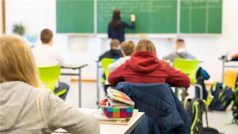Warum es mit den Leistungen in der Schule bergab geht Mit den Leistungen von Schülerinnen und Schülern in Deutschland geht es laut Bildungsstudien bergab.