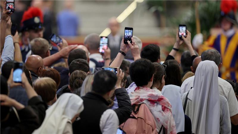 Großer Andrang: Gläubige nehmen Abschied von Franziskus Mit den Smartphones machen Gläubige ein Foto vom toten Papst.