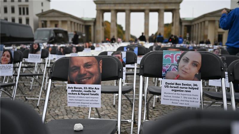 Mit den Stühlen soll an die Opfer erinnert werden. 