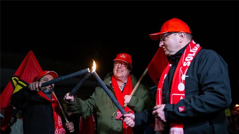 Warnstreiks an zahlreichen Werkstoren in Niedersachsen Mit den Warnstreiks will die Gewerkschaft IG Metall den Druck im aktuellen Tarifkonflikt erhöhen.