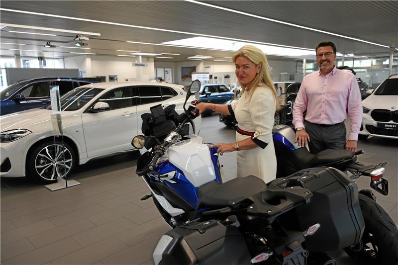 Mit den Zahlen in Goslar ist Block-am-Ring-Chefin Claudia Block sehr zufrieden. Am drittgrößten Standort des Unternehmens verkauft Geschäftsführer Andreas Deutschmann 450 Fahrzeuge im Jahr, darunter Motorräder. Claudia Block fährt sie selbst und verrät zudem: „Ja, wir lieben Sportautos.“ Foto: Kempfer