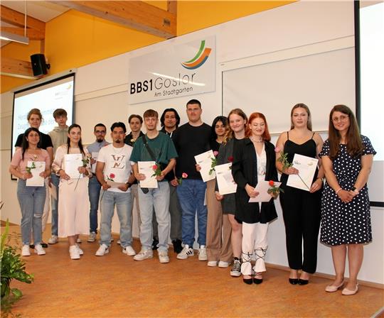 Mit den Zeugnissen in der Hand: Die Absolventen der Klasse BE 22 A. Foto: Privat
