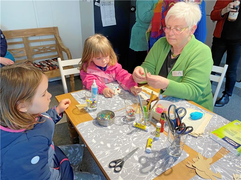 Mit den jungen Gästen der Geburtstagsfeier fertigt Christine Weber aus alten Buchseiten eine originelle Osterdekoration an.