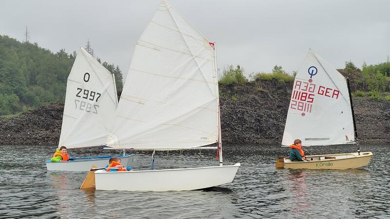 Segeln für Einsteiger: Warum der „kleine Optimist“ so beliebt ist Mit den sogenannten „kleinen Optimisten“ üben die Ferienpasskinder auf der Okertalsperre.