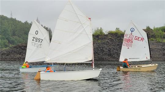 Mit den sogenannten „kleinen Optimisten“ üben die Ferienpasskinder auf der Okertalsperre.