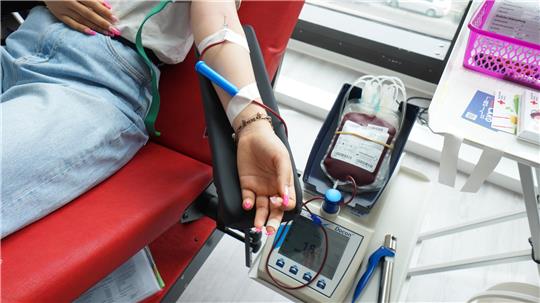 Mit der Abgabe von einem halben Liter Blut können die Spenderinnen und Spender Leben retten.