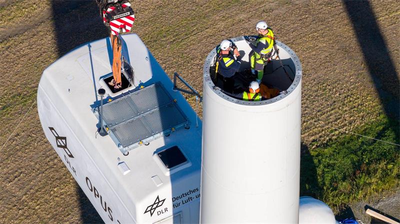 Mit der Anlage werden Rotorblätter, Getriebeteile und Steuerungen unter echtem Wind getestet. 