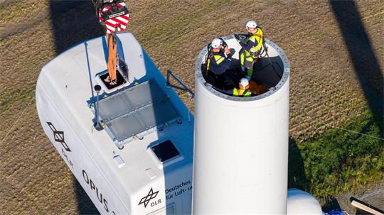 Mit der Anlage werden Rotorblätter, Getriebeteile und Steuerungen unter echtem Wind getestet. 