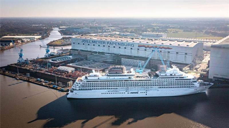 Meyer Werft überführt neues Kreuzfahrtschiff über die Ems Mit der „Asuka III“ hat die Werft erstmals ein Schiff für die japanische Reederei NYK Cruises gebaut. (Archivbild)