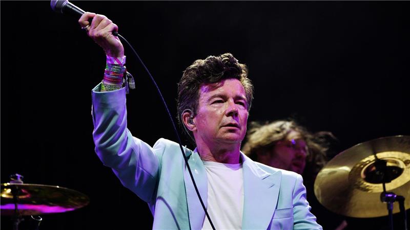 Mit der Band Blossoms trat Rick Astley beim Glastonbury Festival auf. (Archivbild)