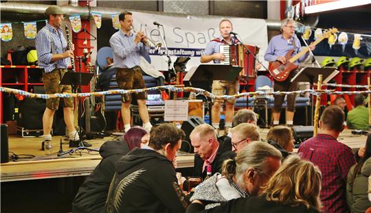 Mit der Band „Die frisch Angezapften“ feiert die Altenauer Feuerwehr ihr traditionelles Oktoberfest.